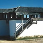Teilansicht der wieder aufgebauten Lehm­ziegel­mauer